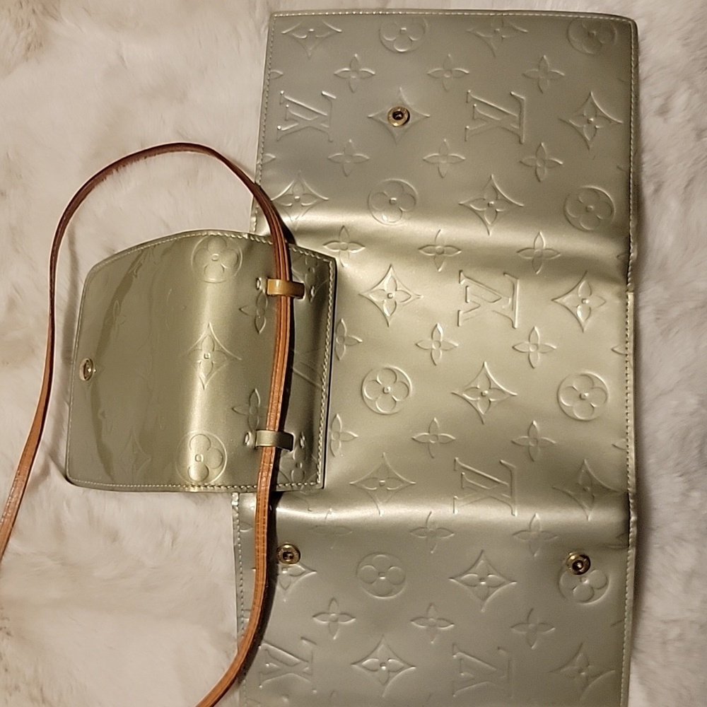 Louis Vuitton Seafoam Green Trifold  Vernis Walker Crossbody - Picture 10 of 13